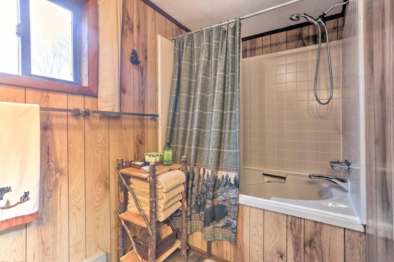 Bear Den Rustic Pocono Lake Home With Game Room! Esterno foto